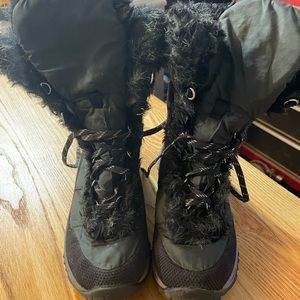 The North Face women’s snow boots size 5 1/2